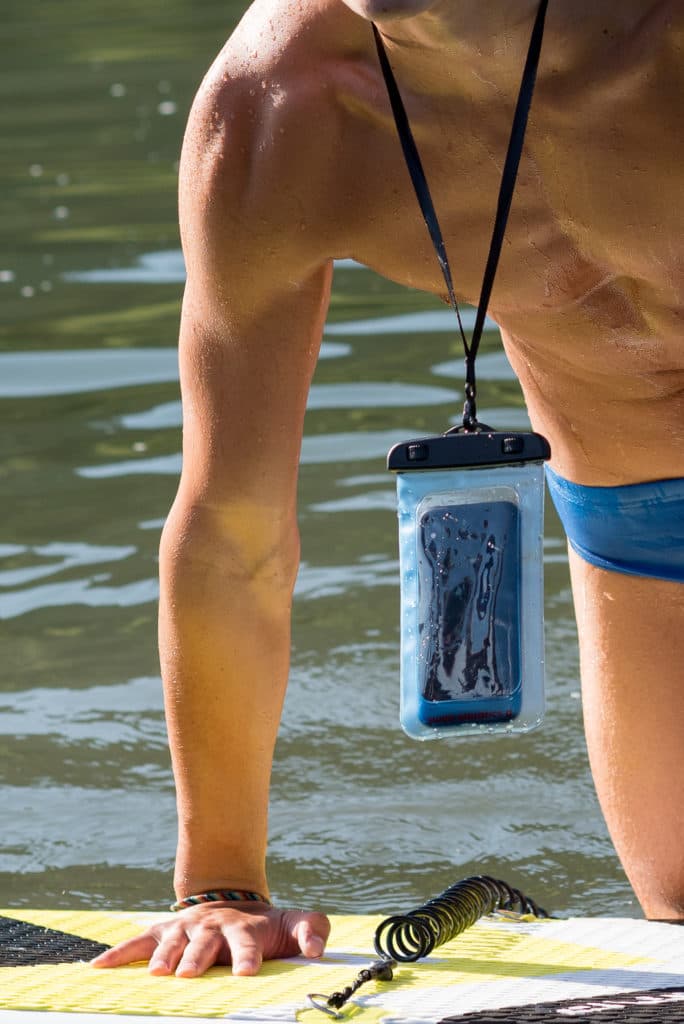 Étui imperméable pour mobile en bleu